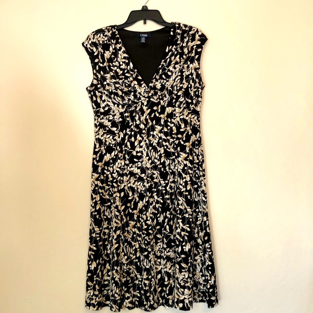 Black and cream sleeveless dress with lightly padded shoulders.